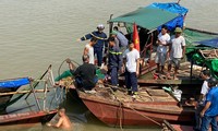 Thuyền đánh cá va chạm xà lan trên sông Hồng, 1 người tử vong