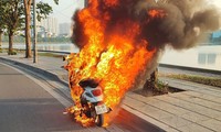 Xe máy bốc cháy ngùn ngụt trên đường ở Hà Nội
