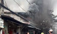 Cháy cửa hàng trong ngõ ở quận Nam Từ Liêm, khói đen bốc cuồn cuộn