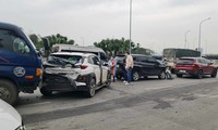 Tai nạn liên hoàn giữa 6 ô tô trên phố ở Hà Nội