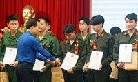 Thanh niên Hà Nội viết đơn lên đường nhập ngũ
