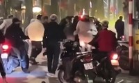 [CLIP] Nhóm thanh niên hỗn chiến trong đêm gây náo loạn ở Hà Nội