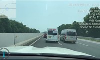 Tước GPLX của tài xế Limousine lạng lách trên cao tốc Hà Nội - Hải Phòng