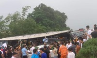 Xe tải lật ngang sau vụ tai nạn liên hoàn giữa 6 ô tô trên cao tốc 