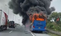 Xe khách bốc cháy ngùn ngụt trên cao tốc