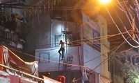 Vụ cháy nhà 4 người tử vong ở Hà Nội: Ánh đèn điện thoại le lói cầu cứu 