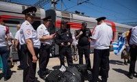 Cổ động viên Anh cướp súng của cảnh sát Nga