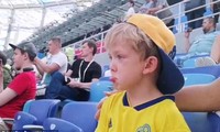 Con trai tiền đạo Thụy Điển mếu máo khi thấy bố đấu World Cup