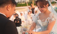 Hồ Hoài Anh đệm đàn ở đám cưới Vân Hugo