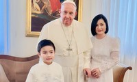 Con trai và vợ cũ Đan Trường diện kiến Giáo hoàng Francis