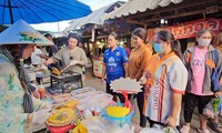Chàng trai Việt ở rể Thái Lan, cùng mẹ vợ bán bánh tráng nướng đắt khách
