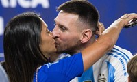 Messi hôn vợ sau chiến thắng ở Copa America 2024