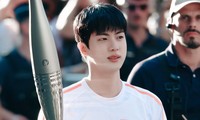 Jin (BTS) rước đuốc tại Thế vận hội Paris 2024