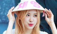 BlackPink đội nón lá, khăn rằn