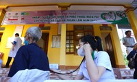 Bệnh viện TP. Vinh, Cty Led Ánh Dương và Báo Tiền Phong khám, phát thuốc miễn phí cho người dân