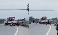 [CLIP] Nhóm thanh niên cầm gậy bao vây, đập vỡ kính xe tải trên quốc lộ