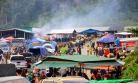 Cấp thẻ cho người dân ra vào chợ biên giới Việt - Lào 