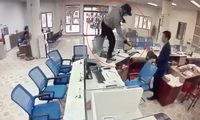 Video tên cướp manh động xông vào ngân hàng dọa nổ rồi cướp tiền bỏ chạy