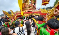 Hàng vạn người dân xem màn tung kiệu tại ngôi đền thiêng nhất xứ Nghệ