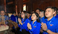 Đoàn đại biểu giải thưởng Lý Tự Trọng dâng hương tưởng niệm Chủ tịch Hồ Chí Minh