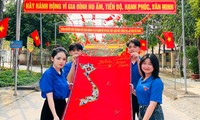 Đoàn viên dân tộc Thái thêu bản đồ Việt Nam bằng vải thổ cẩm