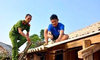 Thanh niên giúp người dân sửa nhà sau lốc xoáy