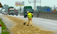 Hàng loạt &apos;xe đổ, người ngã&apos; trên quốc lộ 1A, CSGT rải cát xử lý dầu loang