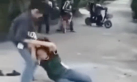 Mâu thuẫn chuyện cá cược bóng đá, 2 nữ sinh lao vào đánh nhau
