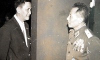 Ông Nguyễn Hữu Hạnh (trái) với tư cách Ủy viên Trung ương Mặt trận Tổ quốc Việt Nam năm 1976