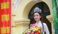 Hoa hậu Đỗ Mỹ Linh mặc áo dài trắng dự lễ khai giảng trường Việt Đức