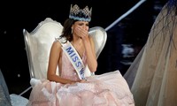 Nét ngỡ ngàng của Hoa hậu Thế giới khi đăng quang