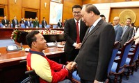 Thủ tướng Nguyễn Xuân Phúc trò chuyện thân mật với vận động viên khuyết tật Lê Văn Công
