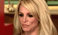 Britney Spears la hét, hành động khó hiểu nơi công cộng