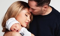 Paris Hilton khoe ảnh con trai được sinh ra từ phương pháp mang thai hộ