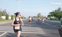 Toàn cảnh màn song đấu kinh điển giữa Ngọc Hoa và Lê Thị Tuyết tại Tiền Phong Marathon 2024 - Dấu chân mặt trời