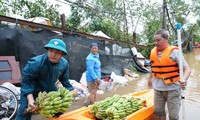 Lập chốt hỗ trợ người dân bãi giữa sông Hồng lên bờ an toàn