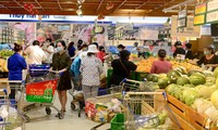 Người dân ùn ùn mua sắm, TPHCM kêu gọi không thu gom hàng hoá 