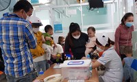 Hết vắc xin ngừa sởi miễn phí, ngành y tế khuyến cáo đưa trẻ đi tiêm dịch vụ