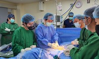 Bác sĩ Việt Nam &apos;cầm tay chỉ việc&apos; đồng nghiệp Philippines phẫu thuật robot