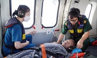Dùng trực thăng cấp cứu lão ngư dân đột quỵ trên biển