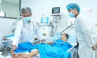 Bác sĩ 2 quốc gia phối hợp cứu bệnh nhân &apos;thập tử nhất sinh&apos;
