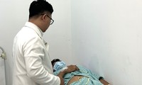 Cắt bao quy đầu tại nhà, nam thanh niên suýt mất &apos;của quý&apos;