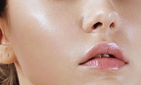 Skincare chăm chỉ nhưng da vẫn nổi mụn, nguyên nhân là do dưỡng ẩm quá đà