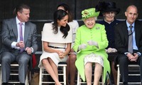 Ít ai biết thói quen sử dụng túi xách làm &quot;công cụ truyền tin&quot; tinh tế của Nữ hoàng Anh