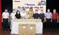 Đại diện UBND huyện Gia Lâm ủng hộ vật dụng Y tế cho Chương trình "Cùng Tiền Phong tiếp sức tuyến đầu chống dịch".