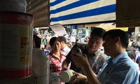 Thứ trưởng Bộ Y tế Nguyễn Thanh Long và Cục trưởng Cục An toàn thực phẩm Nguyễn Thanh Phong đang kiểm tra khu vực các cửa hàng bán phụ gia thực phẩm tại chợ Kim Biên, quận 5, TPHCM. Ảnh: Quốc Ngọc.