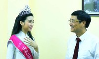 Hoa hậu Đỗ Mỹ Linh gặp gỡ thầy Nguyễn Quốc Bình - Hiệu trưởng trường THPT Việt Đức. Ảnh: Hồng Vĩnh.
