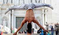 2 nghệ sĩ xiếc Việt Nam phá kỷ lục thế giới về giữ thăng bằng trên đầu 