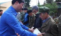 Anh Lê Quốc Phong, Bí thư thư nhất T.Ư Đoàn trao tặng 20 suất quà cho gia đình chính sách, thương - bệnh binh, người có công với cách mạng, già làng, trưởng bản.