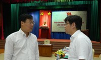 Anh Lê Quốc Phong (trái) trao đổi với các đại biểu tại hội nghị.